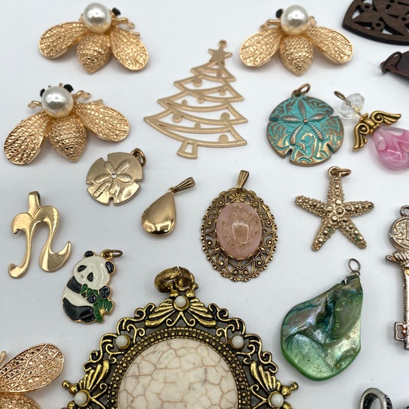 Assorted Jewelry Lot of Charms and Pendants - Picture 5 of 11